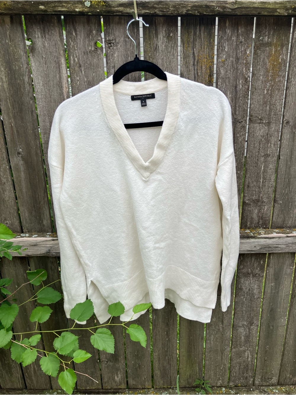 Banana Republic Cream V-Neck Pullover Sweater
